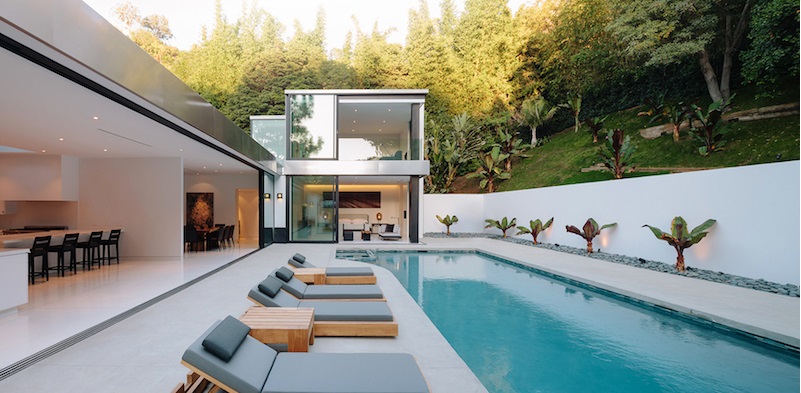 Загородный дом в стиле минимализм, похожий по форме и помещению на атриум