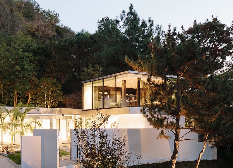 Загородный дом в стиле минимализм с фасадом белого цвета