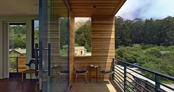 Балкон из бамбука в доме с защитой от наводнения