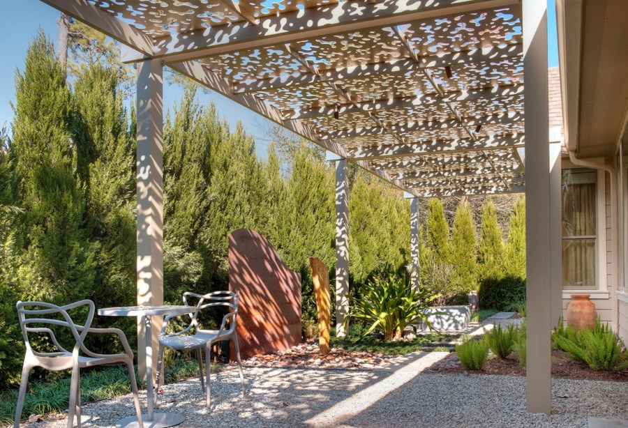 Живой забор в саду из кипарисового дерева