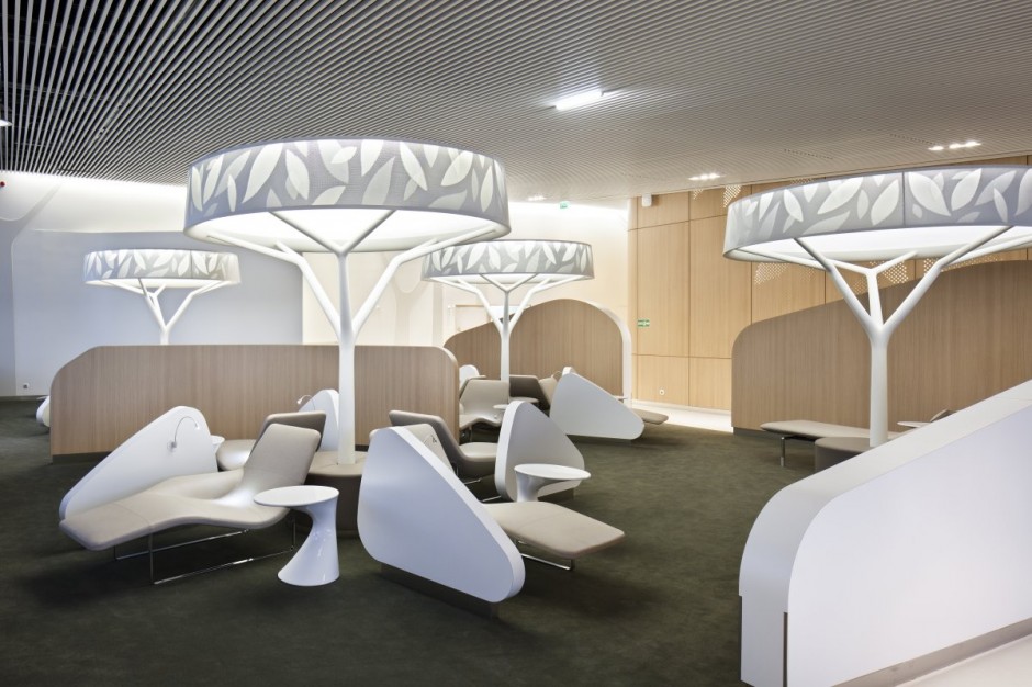 Зона отдыха в аэропортах: декор в веде белых деревьев