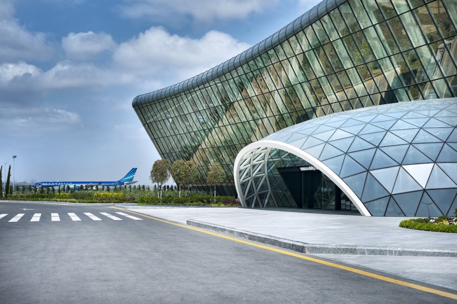 Зона отдыха в аэропортах: фасад здания аэропорта в Баку