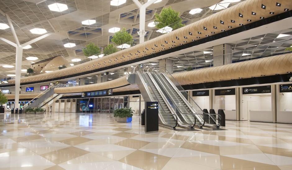 Зона отдыха в аэропортах: просторный холл с эскалатором