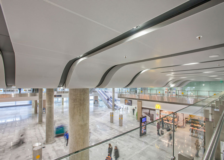 Зона отдыха в аэропортах: высокие мраморные колонны