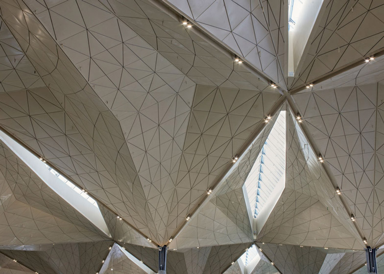 Зона отдыха в аэропортах: необычное оформление потолка терминала