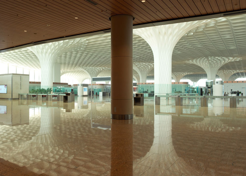 Зона отдыха в аэропортах: колонны в зале аэропорта